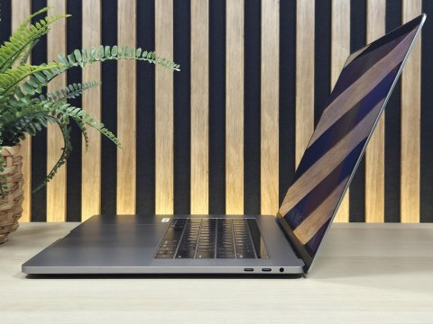 Apple MacBook Pro 15 A1990 Intel Core i7-9750H Radeon Pro 555X 32GB 1TB SSD Retina IPS Space Grey - Klasa A- - Gwarancja 24M