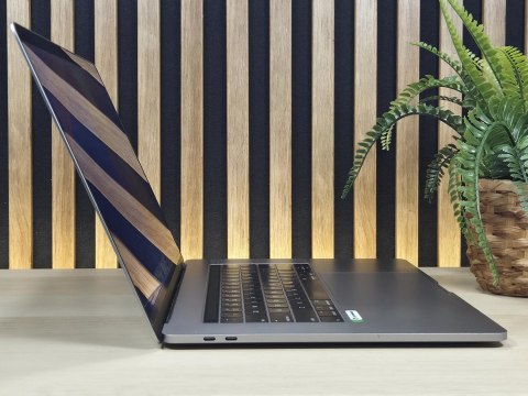 Apple MacBook Pro 15 A1990 Intel Core i7-9750H Radeon Pro 555X 32GB 1TB SSD Retina IPS Space Grey - Klasa A- - Gwarancja 24M